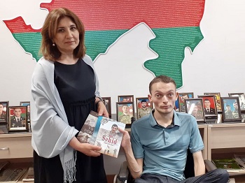 "Gənc şair-publisist Etibar Həsənzadə kitablarını MEK-ə hədiyyə edib"