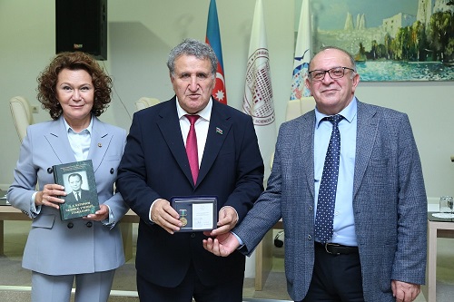 "Professor Məmməd Əliyevə “Akademik Cahangir Kərimovun 100 illiyi” yubiley medalı təqdim olunub"