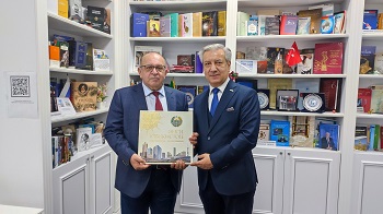 "Özbəkistanın Azərbaycandakı səfiri MEK-ə kitab hədiyyə edib"