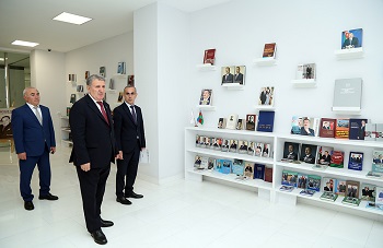 "Akademik İsa Həbibbəyli Mərkəzi Elmi Kitabxananın Sərgi salonuna baxış keçirib"