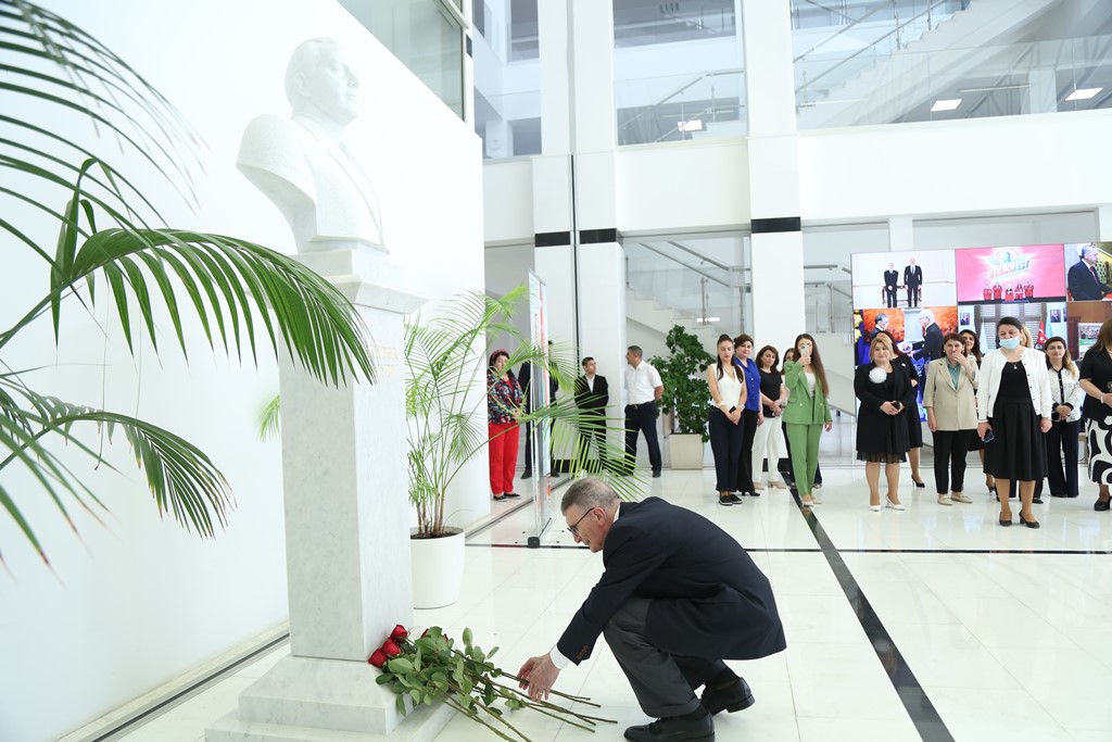 "Nobel mükafatı laureatı Əziz Sancar Mərkəzi Elmi Kitabxanada olub"