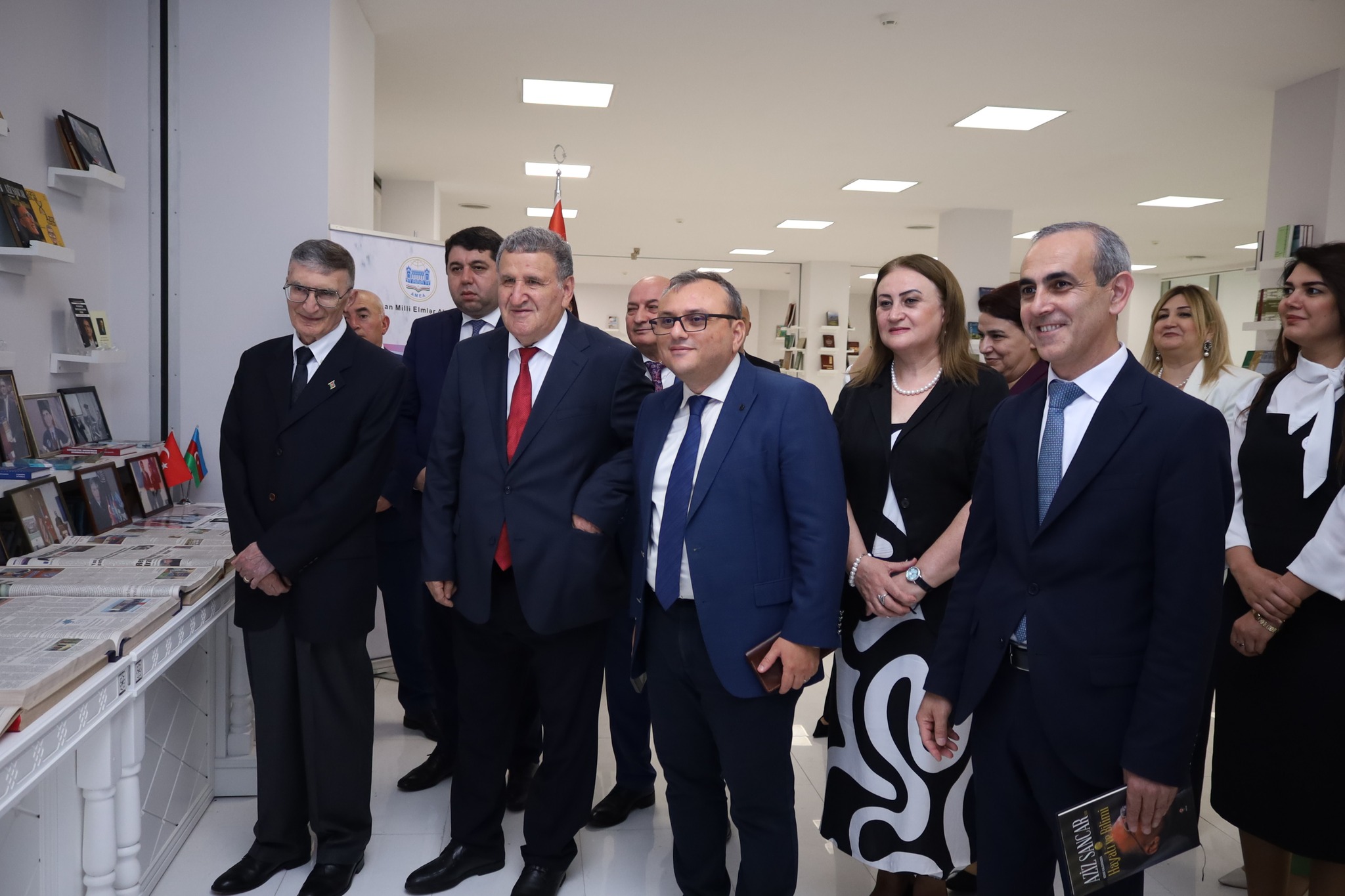 "Nobel mükafatı laureatı Əziz Sancar Mərkəzi Elmi Kitabxanada olub"
