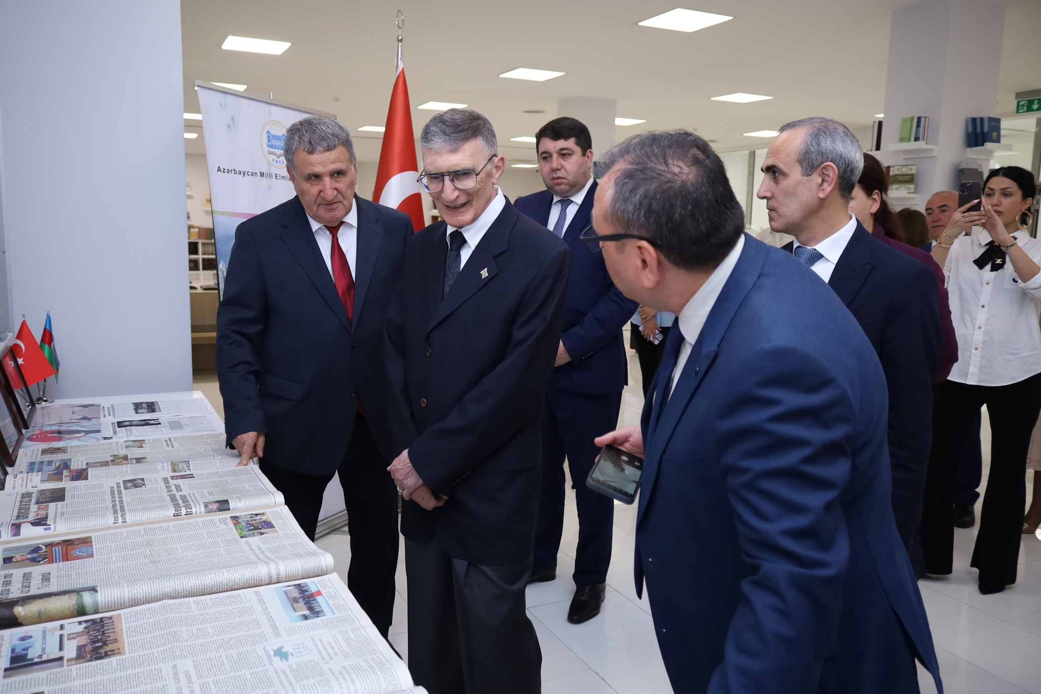 "Nobel mükafatı laureatı Əziz Sancar Mərkəzi Elmi Kitabxanada olub"