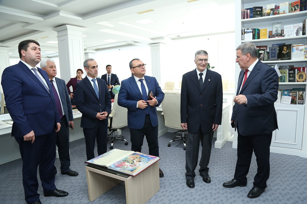 "Nobel mükafatı laureatı Əziz Sancar Mərkəzi Elmi Kitabxanada olub"