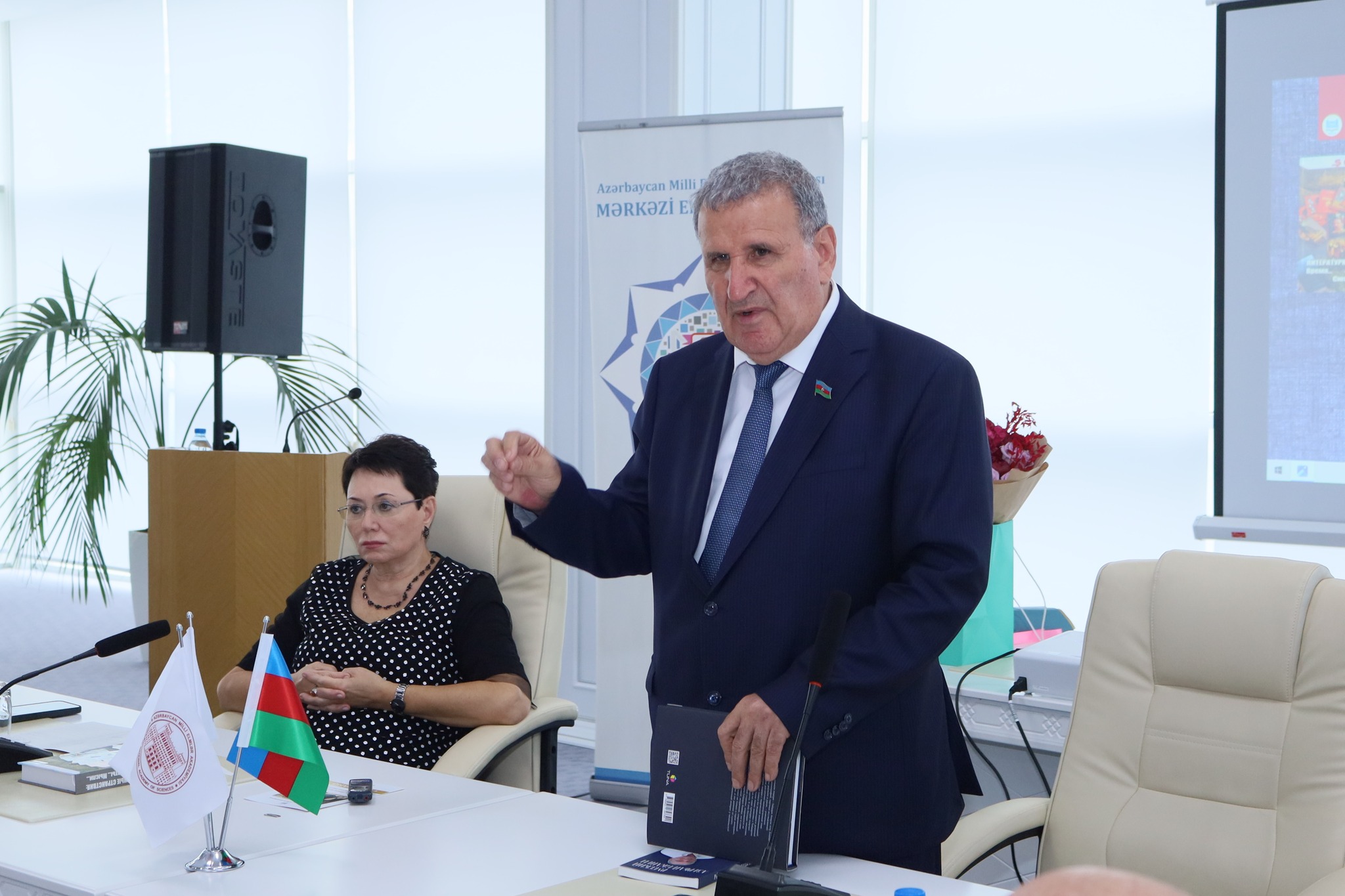 "MEK-də Xalq yazıçısı Elmira Axundovanın kitablarının təqdimatı keçirilib"