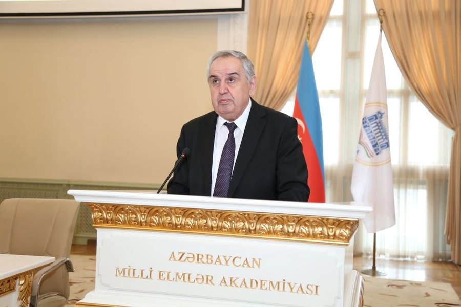 AMEA-nın Ümumi yığıncağında məruzə ilə çıxış edən AMEA-nın akademik-katibi akademik Arif Həşimov Mərkəzi Elmi Kitabxananın elektron kitabxana sahəsində əldə etdiyi mühüm nailiyyətləri də vurğulayıb