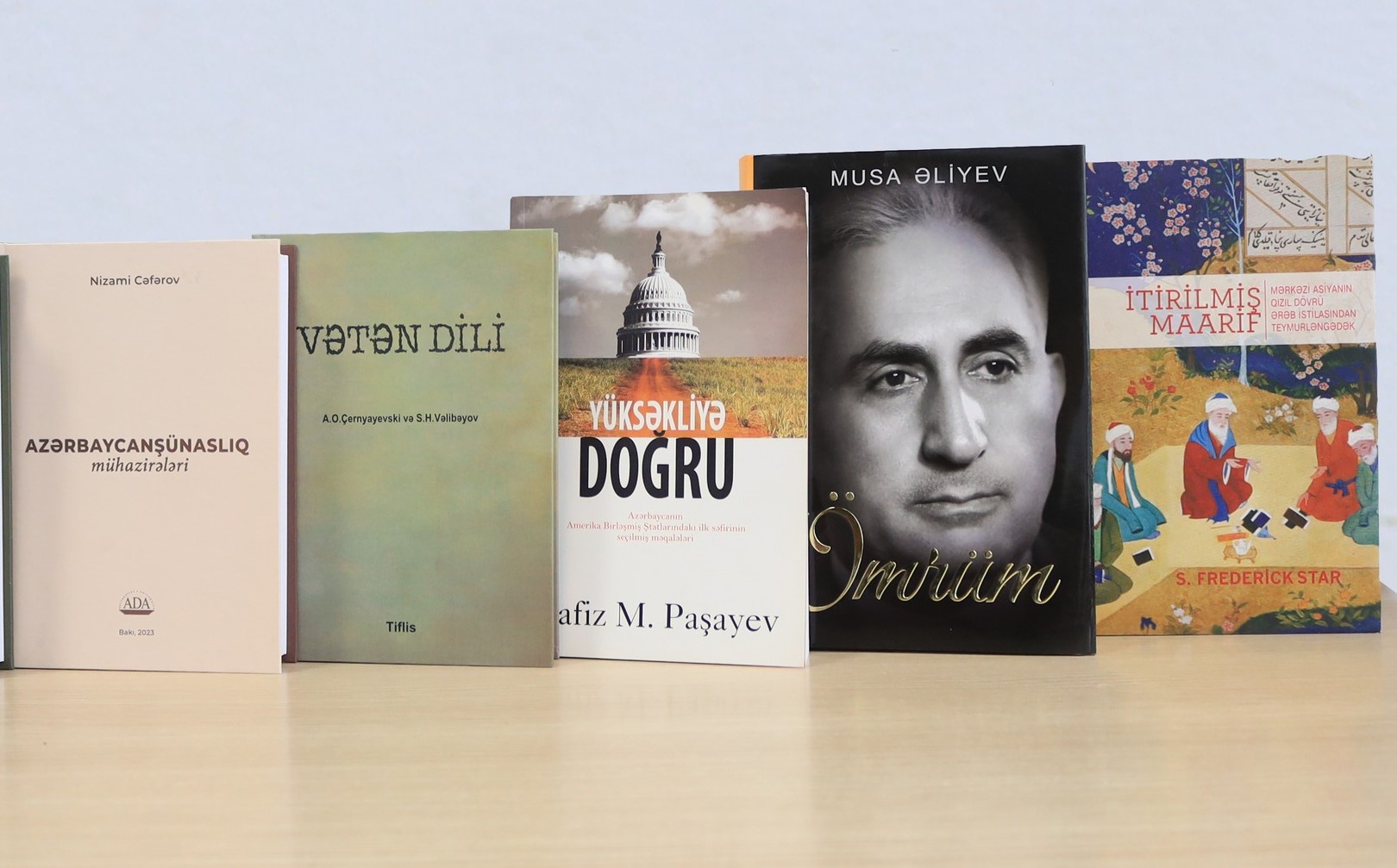 ADA Universitetinin nəşrləri MEK-ə hədiyyə olunub