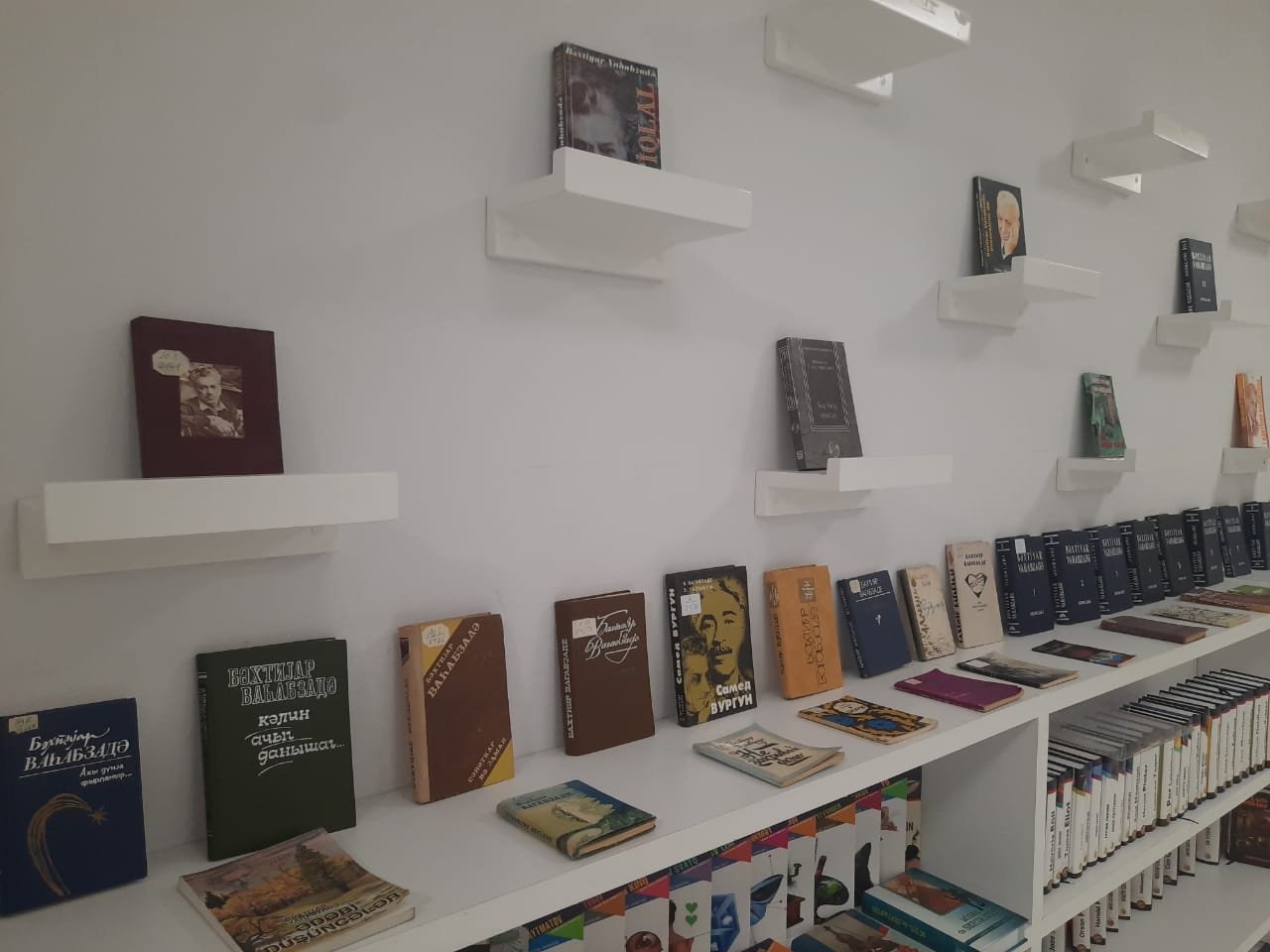 "MEK-də Bəxtiyar Vahabzadənin 97 illiyi münasibətilə kitab sərgisi keçirilir"